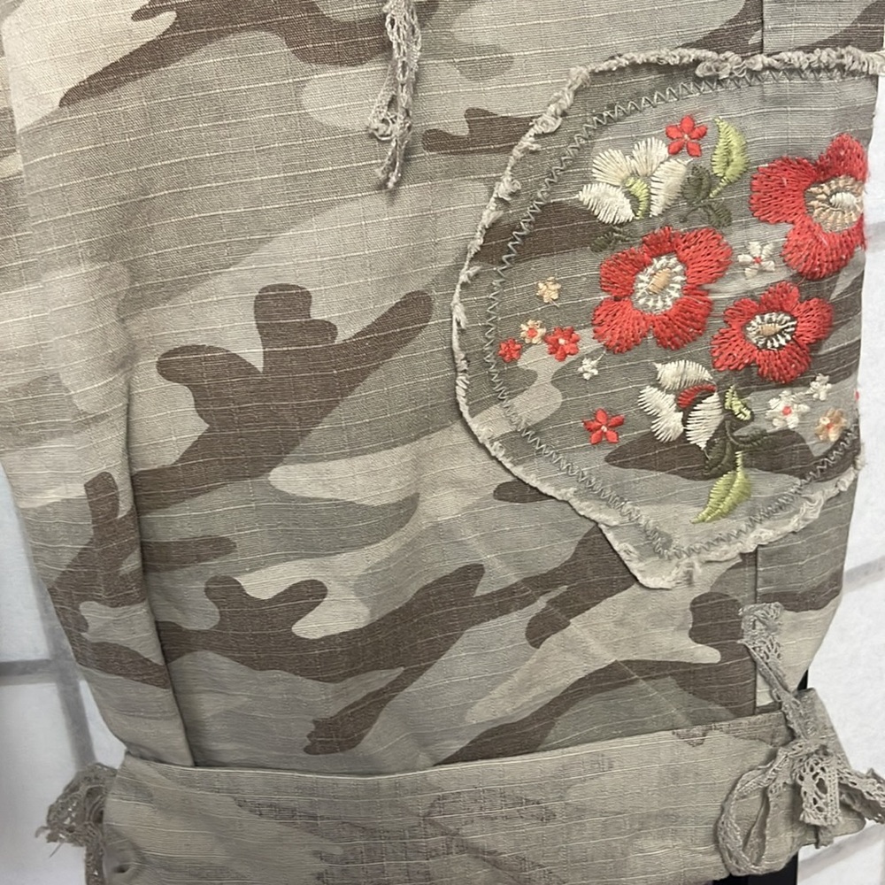 Be Bop Camo Adjustable Bermuda Shorts to Capri w/Lace Ties Embroidered NWT Sz 11 - Picture 4 of 6